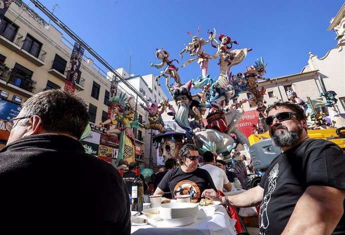 Artistas falleros junto a la Falla Plaza del Pilar