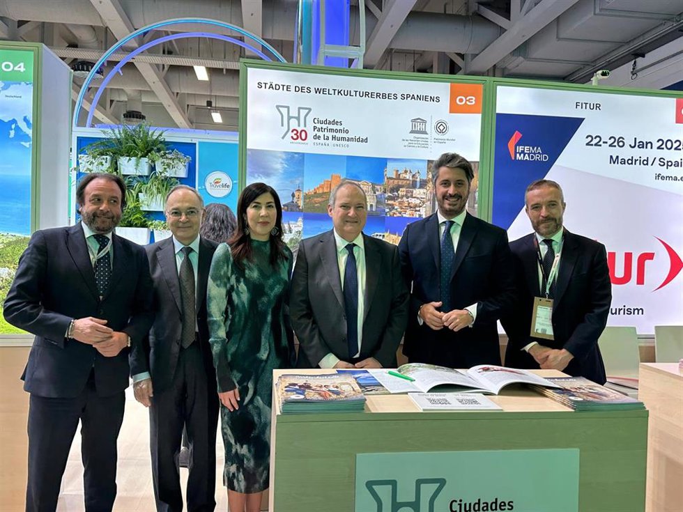 El presidente del Grupo Ciudades Patrimonio de la Humanidad de España y alcalde de La Laguna, Luis Yeray Gutiérrez, junto al ministro de Turismo, la secretaria de Estado, el presidente de Turespaña y el embajador de España en Alemania