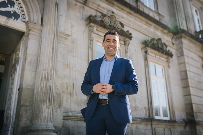 Luis López, presidente de la Diputación de Pontevedra, ante la sede de la institución provincial.