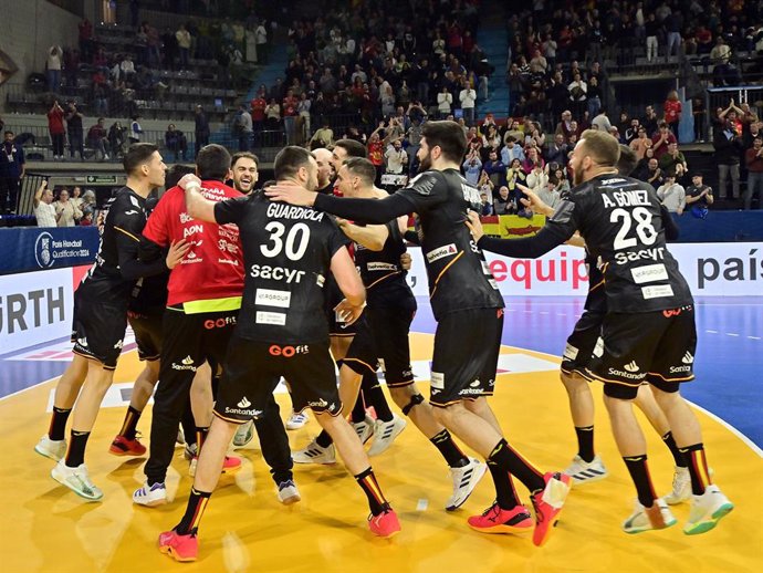 Los Hispanos celebran la victoria sobre Eslovenia en la segunda jornada del Preolímpico de balonmano de Granollers (Barcelona)