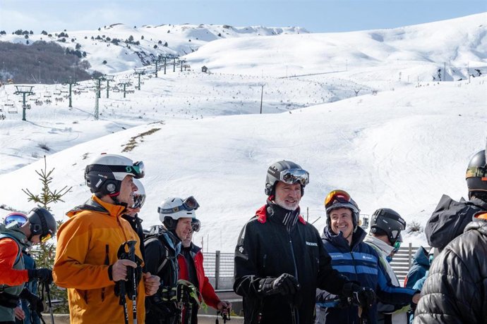El Rey Felipe VI esquía en la estación de Aramon-Formigal.