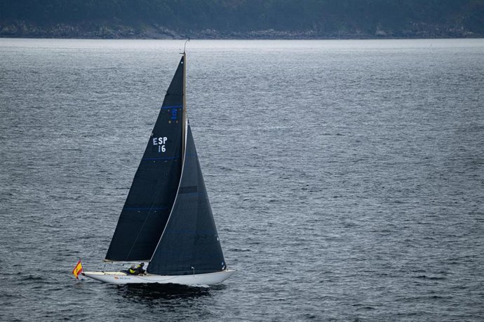 AMP.- La lluvia trunca los planes de Juan Carlos I que no sale a navegar con el resto de la tripulación del 'Bribón'