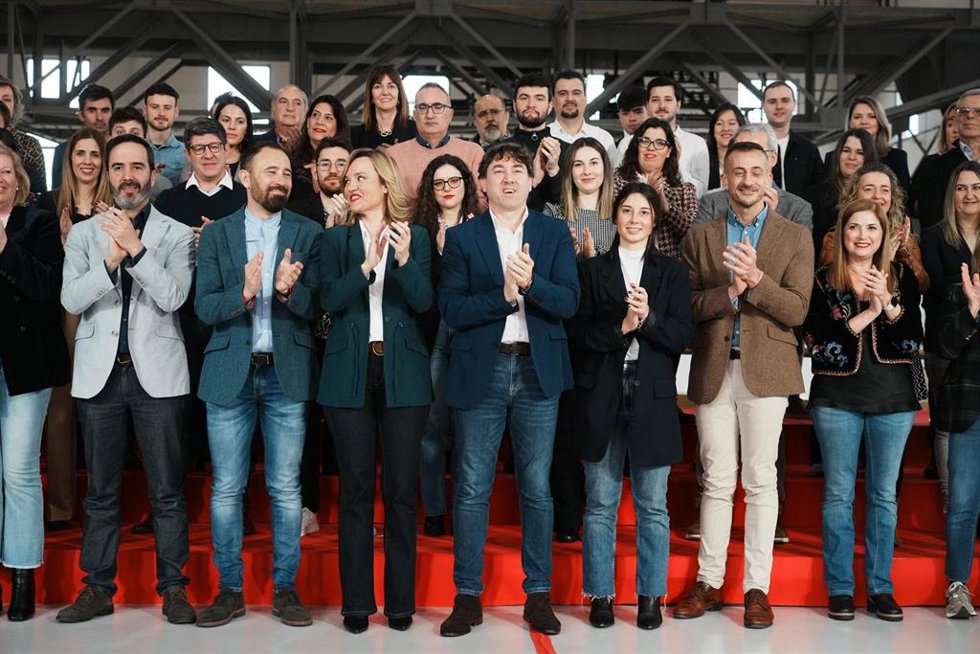 El candidato a lehendakari del PSE, Eneko Andueza, flanqueado por el resto de candidatos al Parlamento Vsco