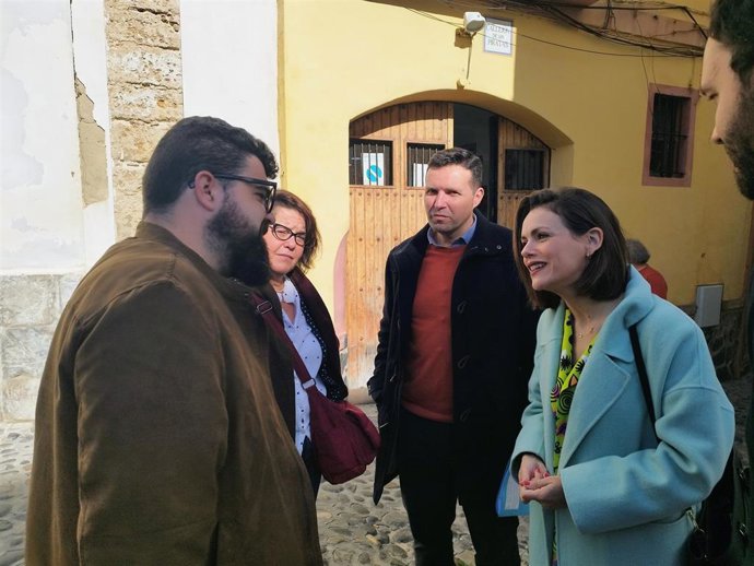 La teniente de alcalde de Fomento, Beatriz Gandullo, y el gerente del IFEF, Juan Manuel Alcedo, junto al director de la película 'Coraje', José Manuel Rebollo.