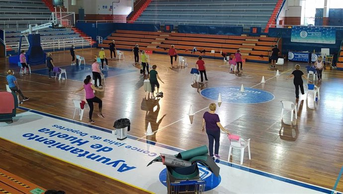 Clase deportiva en el polideportivos Andrés Estrada (Huelva).