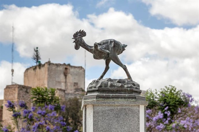 Archivo - Peña del Gallo con el castillo de Morón de la Frontera al fondo.