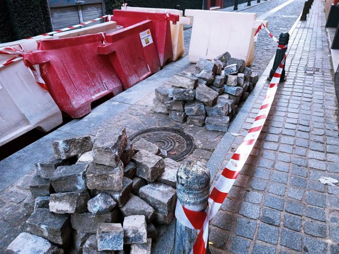 Archivo - Imagen de recurso de trabajos de reposición del adoquinado en una vía pública.