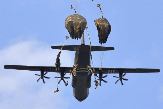 Archivo - Lanzamiento de un cargamento en paracaídas desde un C-130 Hercules