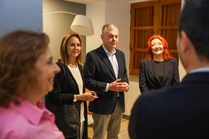 Sanz se reúne con la escritora María Dueñas en el marco del Hay Festival Forum Sevilla.