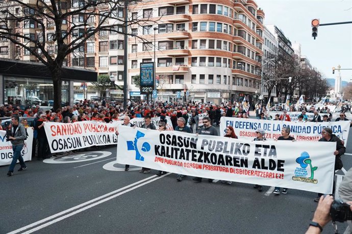 Miles de personas denuncian el "desmantelamiento" de Osakidetza y acusan al Gobierno vasco de "tener EEUU como modelo"