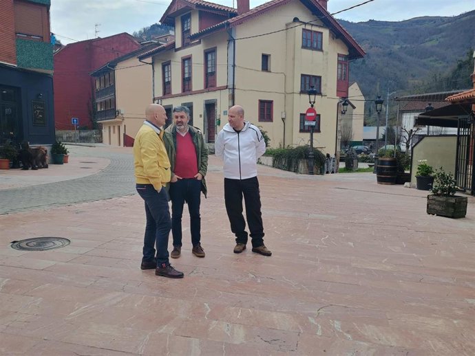 El concejal de Hacienda, Personal, Patrimonio, Suministros, Nuevas Tecnologías, Especial de Cuentas y Agenda 2030, Roberto Fernández, el consejero de Fomento, Alejandro Calvo, y el alcalde de Aller, Juan Carlos Iglesias