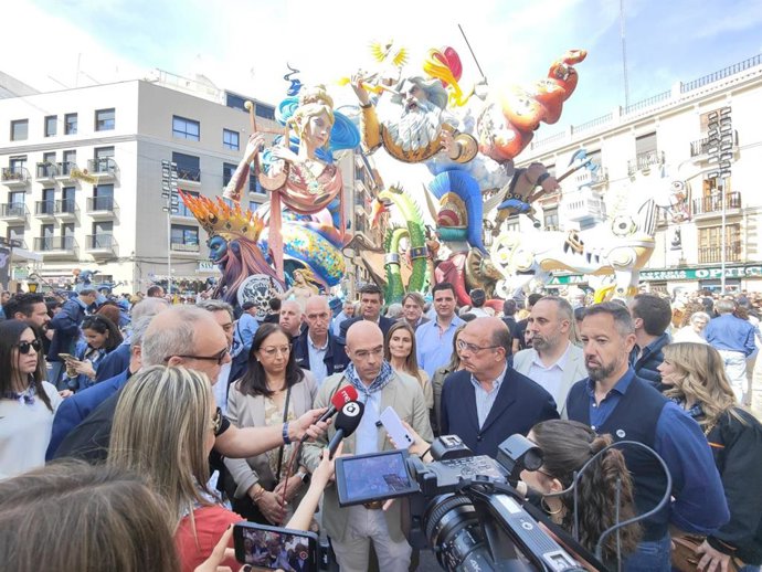 El jefe de Delegación de Vox en el Parlamento Europeo y candidato de esta formación a las elecciones europeas, Jorge Buxadé, visita la falla Convento Jerusalén