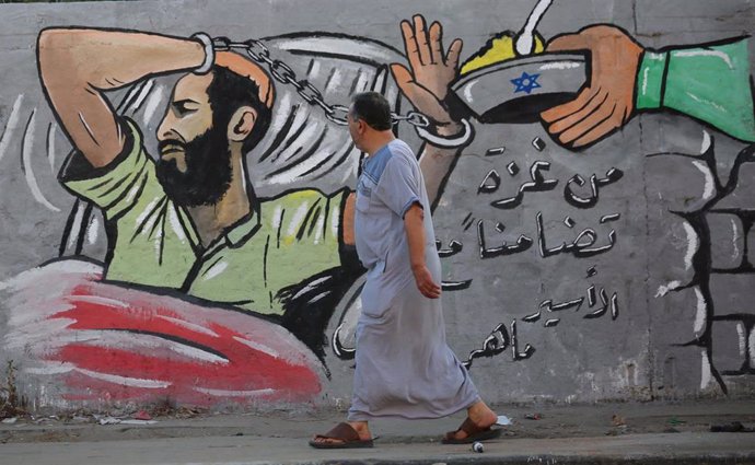 Archivo - Mural en conmemoración de un prisionero palestino en Nuseirat (Gaza) 