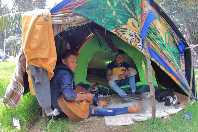 Archivo - December 31, 2023, Bogota, Cundinamarca, Colombia: December, 29, 2023, Bogota.Colombia: A indigenous boys  displaced by armed comflict between the ELN guerrilla and the Colombian Army in the Deparment of Choco in west of the country play music i