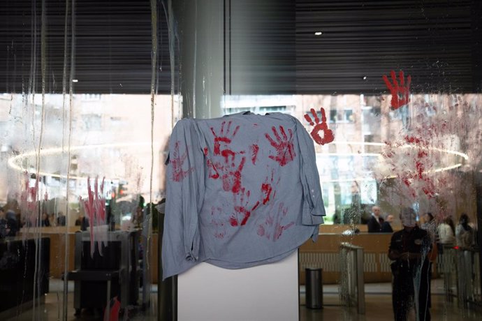 Vista de una camisa de un funcionario de prisiones durante una concentración convocada por sindicatos por la muerte de una trabajadora de la cárcel de Mas d'Enric en Tarragona a manos de un preso, frente a la conselleria de Justicia, a 14 de marzo de 2024