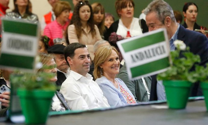 El canddiato a lehendakari de PNV, Imanol Pradales, y la secretaria del BBB, Itxaso Atutxa.