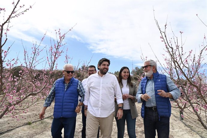 El presidente de la Comunidad, Fernando López Miras, en su visita a la floración de Cieza
