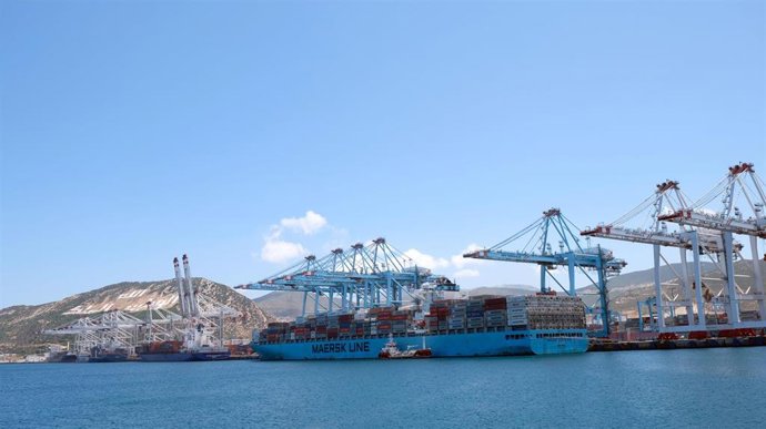 Archivo - Grúas en el puerto de Tánger