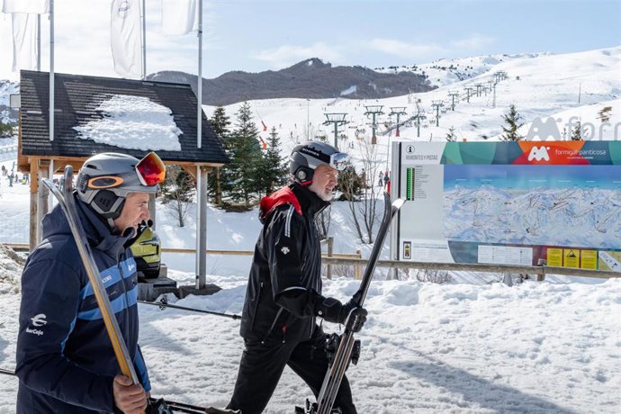 Azcón coincide con el Rey Felipe VI en la estación Aramón-Formigal.