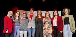 El PSOE ha entregado el premio Alicia Izaguirre a la ministra Elma Saiz y al grupo Gaita Mixta en Cervera