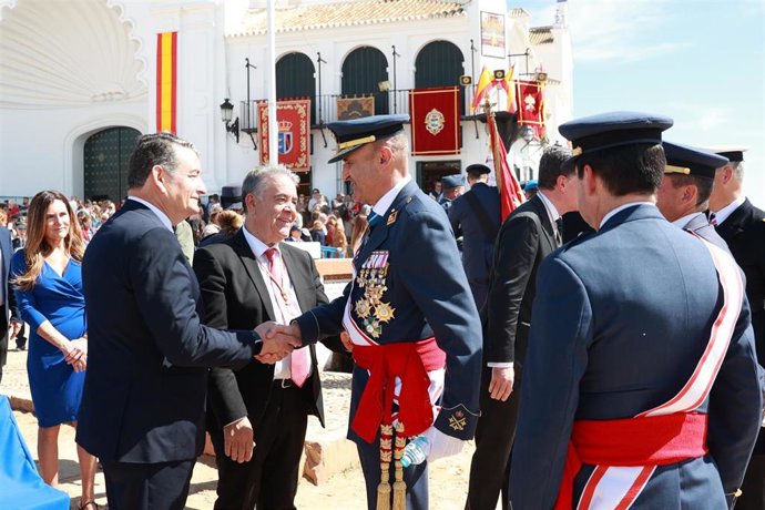 El consejero de la Presidencia, Interior, Diálogo Social y Simplificación Administrativa de la Junta de Andalucía, Antonio Sanz, durante su participación en el acto de Juramento de Fidelidad a la Bandera Nacional en la aldea de El Rocío (Huelva)