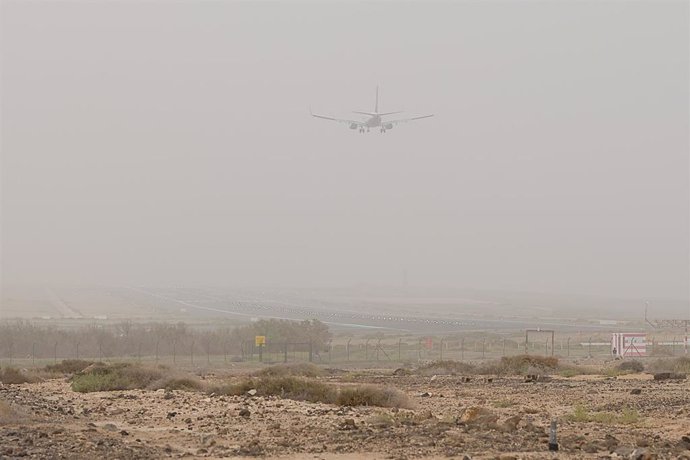 Archivo - La calima visible en el Aeropuerto de Fuerteventura (FUE), a 13 de febrero de 2023, en Fuerteventura, Canarias (España). Las islas de la provincia de Las Palmas -Gran Canaria, Lanzarote y Fuerteventura- está en aviso amarillo por calima y una 