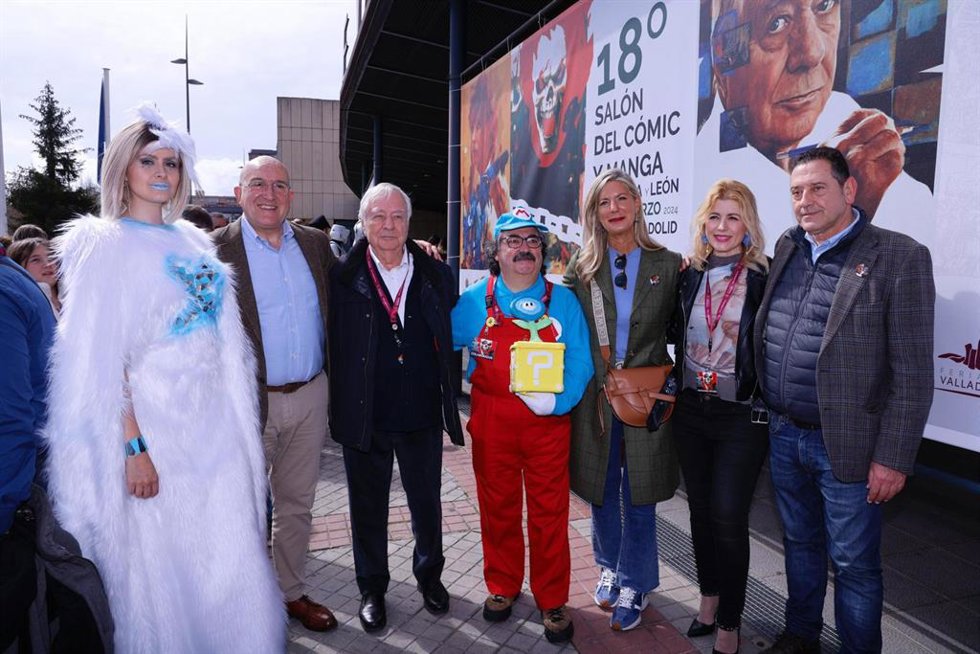 El alcalde, Jesús Julio Carnero, durante la inauguración del XVIII Salón del Cómic y Manga en Valladolid