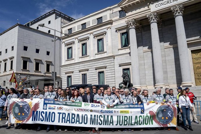 Decenas de personas durante una manifestación de guardias civiles y policías.