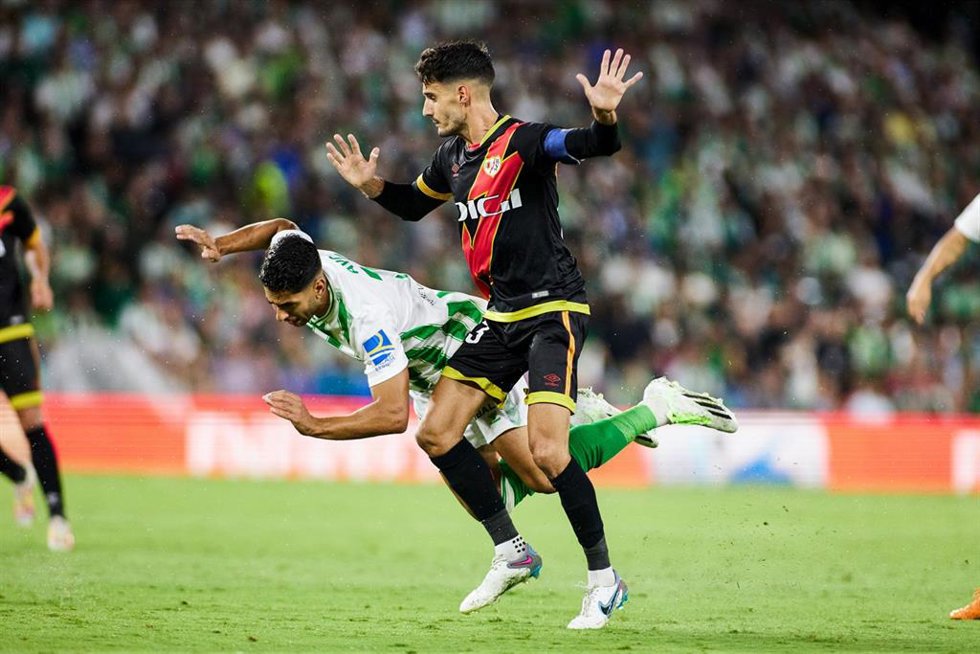 Archivo - Ayoze Pérez y Óscar Valentín en un Real Betis-Rayo Vallecano
