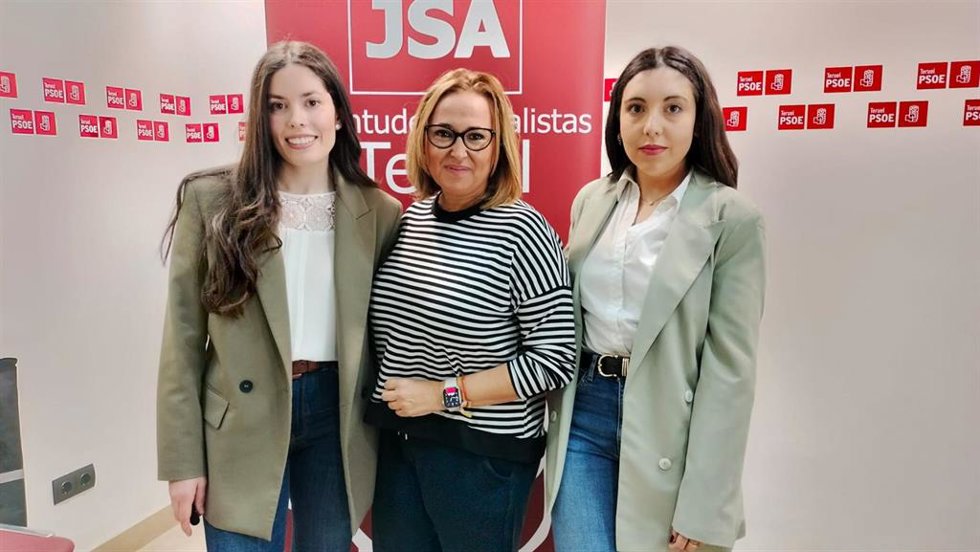 Mayte Pérez junto a las secretarias generales de las Juventudes de Aragón y Teruel, Andrea Sobreviela y Alba Sánchez.