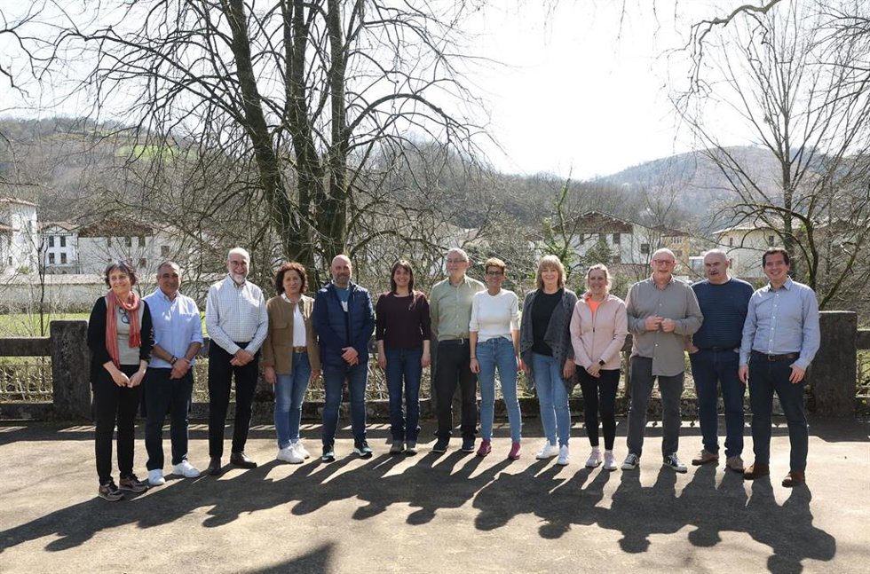 María Chivite y los consejeros y consejeras del Gobierno de Navarra tras la jornada de trabajo celebrada en Bertiz.