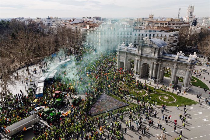 Cientos de agricultores reciben a las primeras columnas de tractores en la Puerta de Alcalá durante la décimosexta jornada de protestas de los tractores en las carreteras españolas, a 21 de febrero de 2024, en Madrid (España). Agricultores y ganaderos de 