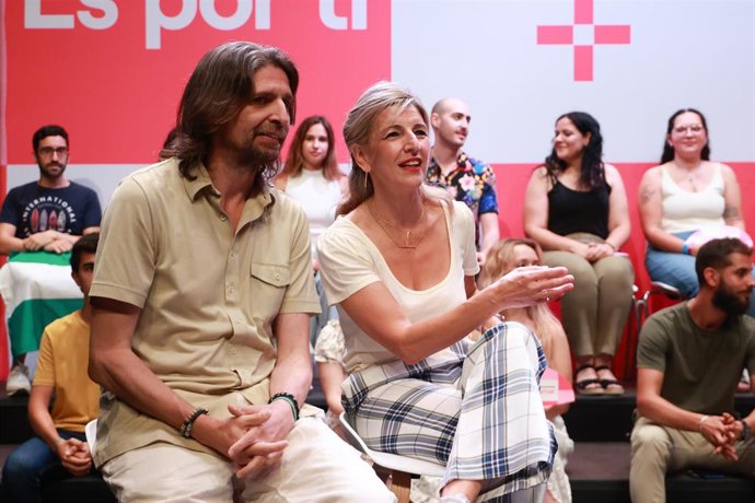 Archivo - La candidata de Sumar a la Presidencia el Gobierno, Yolanda Díaz,  junto al cabeza de lista por Sevilla, Francisco Sierra, en foto de archivo.
