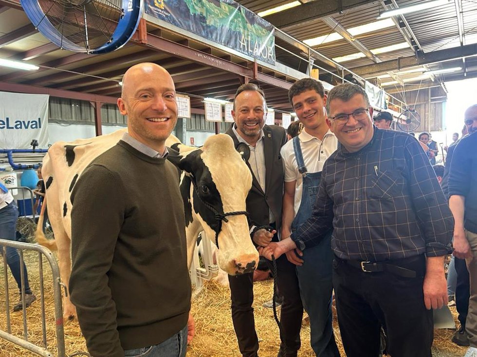 El conseller de Agricultura, Pesca y Medio Natural, Joan Simonet, asiste a la inauguración de la Fira del Camp de Menorca, junto con otras autoridades