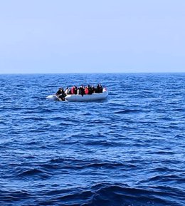 Imagen de una embarcación neumática interceptada por Salvamento Marítimo cerca de Lanzarote