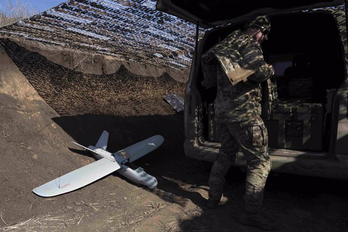Fuerzas ucranianas con un dron de combate 