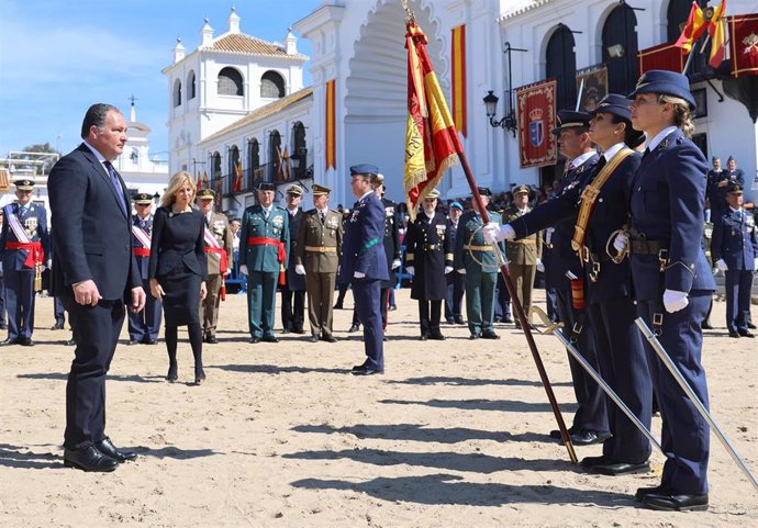 El presidente de la Diputación de Huelva, David Toscano Contreras, ha designado como "una jornada para la historia" la celebración de la Juramento de Fidelidad a la Bandera Nacional para personal civil en El Rocío (Almonte, Huelva).