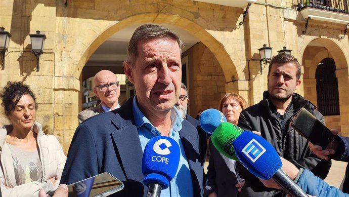 El portavoz del PSOE en el Ayuntamiento de Oviedo, Carlos Fernández Llaneza, atiende a los medios.