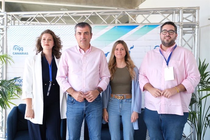 El presidente del PP de Canarias, Manuel Domínguez,  junto a Miriam Vega, nueva responsable de NNGG de Canarias