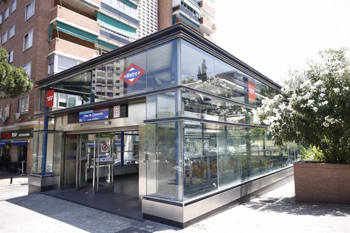 Archivo - Imagen de la boca de metro de Pinar de Chamartín, estación donde termina la línea 4 de metro (línea marrón).