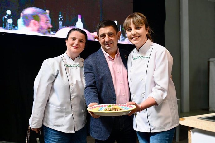 El predidente de la diputación, Paco Reyes, con dos componentes de 'Las chefs del aceite', el showcooking culinario que forma parte de la Feria de los Pueblos de Jaén.