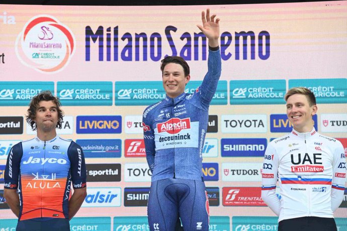 Michael Matthews, Jasper Philipsen y Tadej Pogacar en el podio de la Milán-San Remo