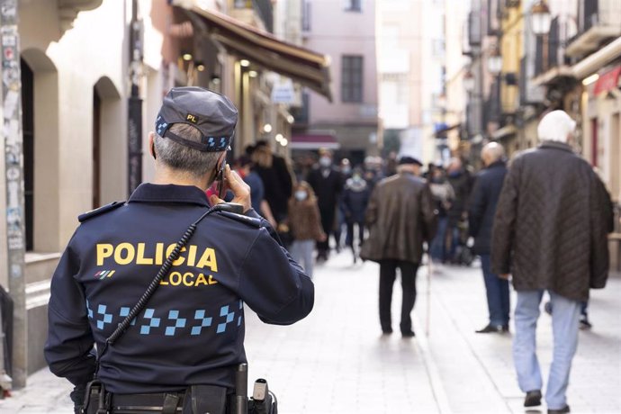 Archivo - Un policía local de Logroño 