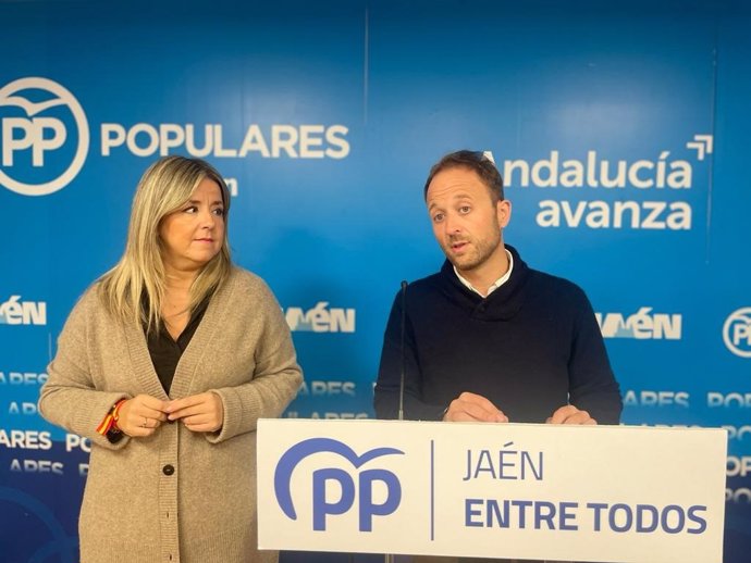 Archivo - Erik Domínguez, junto a la secretaria general del PP de Jaén, Elena González.