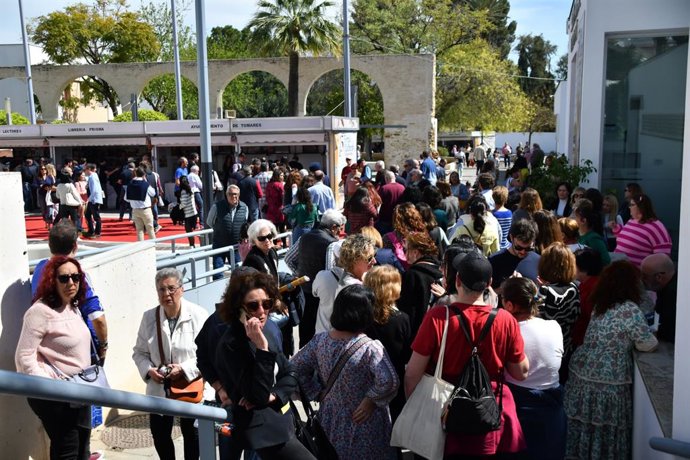 Ambiente en la Feria del Libro de Tomares, en su penúltima jornada.