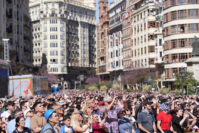 Miles de personas observan una 'masclet' de las Fallas 2024