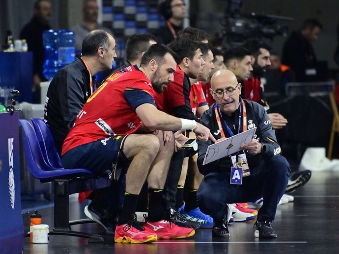 El seleccionador español, Jordi Ribera, habla con Gedeón Guardiola en el partido entre España y Baréin del Preolímpico de balonmano de Granollers (Barcelona)