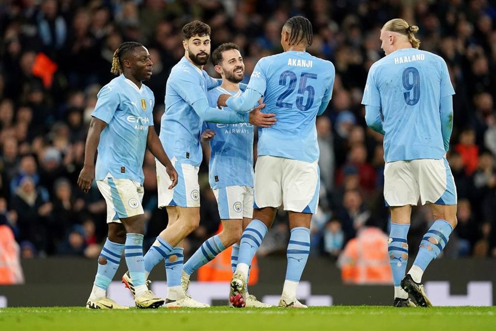 16 March 2024, United Kingdom, Manchester: Manchester City's Bernardo Silva (C) celebrates scoring his side's second goal with teammates during the English FA Cup quarter-final soccer match between Manchester City and Newcastle United at the Etihad Stad
