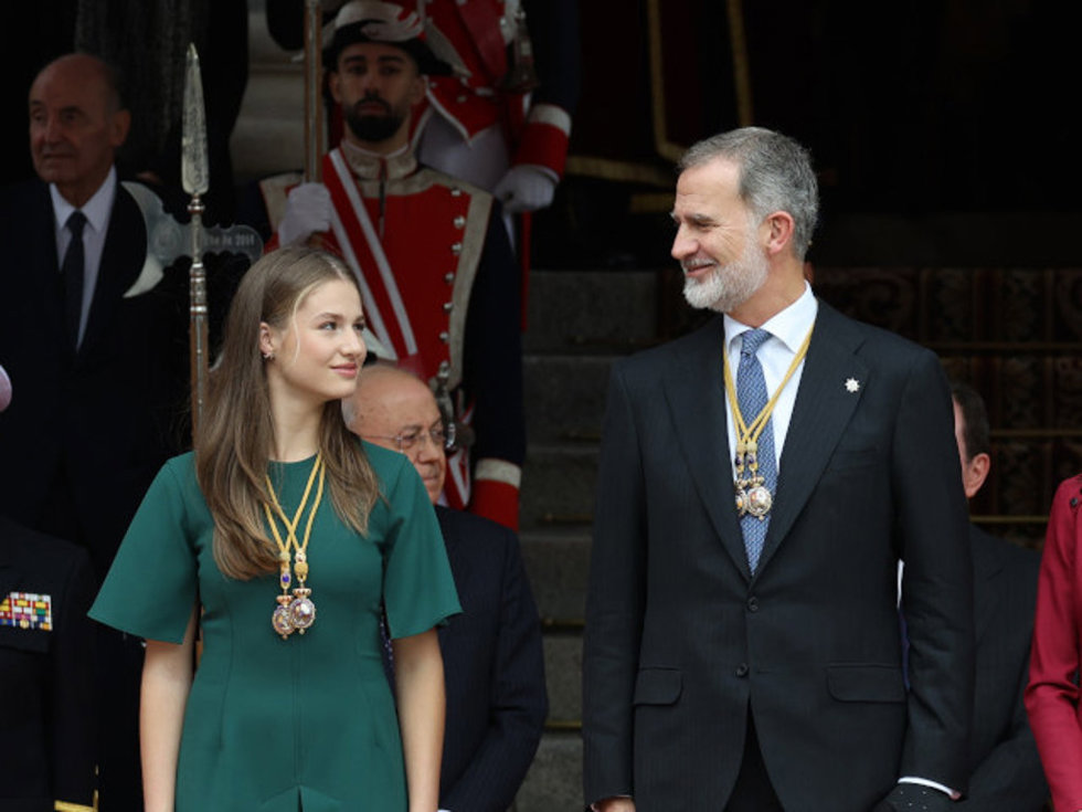 Archivo - La Princesa Leonor y el Rey Felipe VI a la salida de la Solemne Sesión de Apertura de las Cortes Generales de la XV Legislatura.