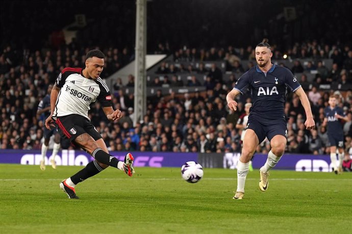 16 March 2024, United Kingdom, London: Fulham's Rodrigo Muniz (L) scores his side's first goal during the English Premier League soccer match between Fulham and Tottenham Hotspur at Craven Cottage. Photo: Adam Davy/PA Wire/dpa